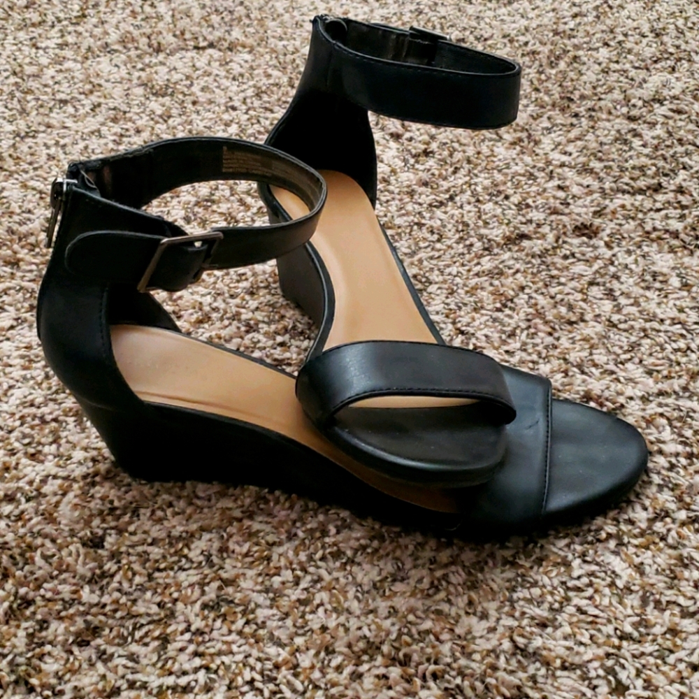 Black open toed wedge